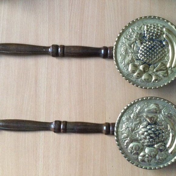 2 vintage wall hangers with brass fruits plate wood handle made in England - Picture 1 of 10